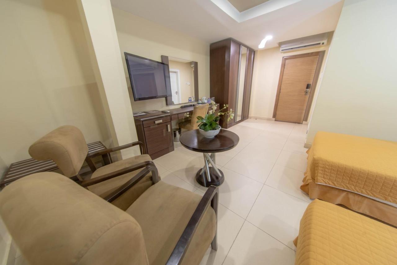 Frankie'S Foods And Rooms Accra Bagian luar foto